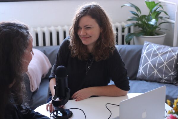 Zwei Frauen am Computer mit Mikrofon
